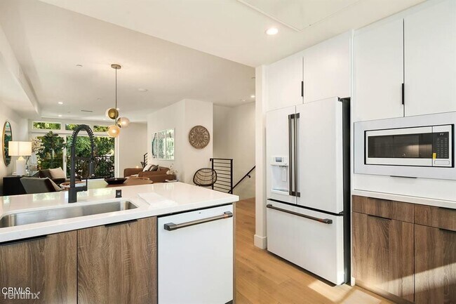Foto del edificio - 3 br, 3.5 bath House - 1352 1/2 N Fairfax Ave