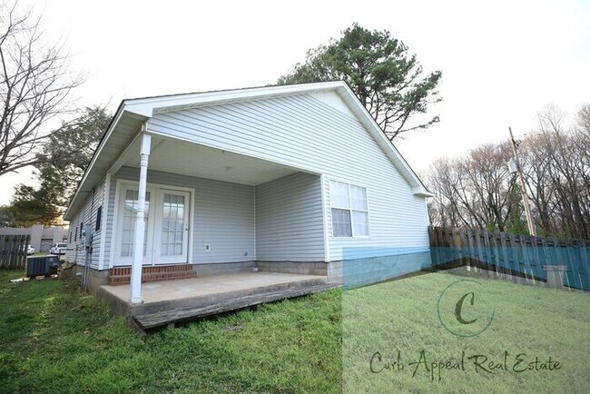 Foto del edificio - Spacious 3 bed/2 bath home - garage, deck, fenced back yard - includes yard care!!