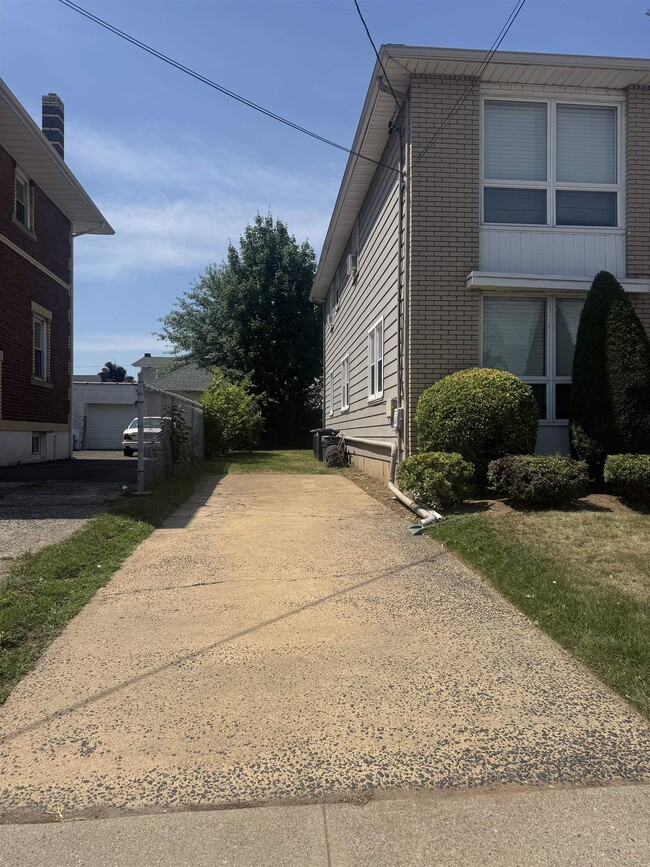 Building Photo - 717 Hudson Ave