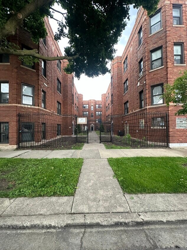 Primary Photo - 7457 S Bennett Ave