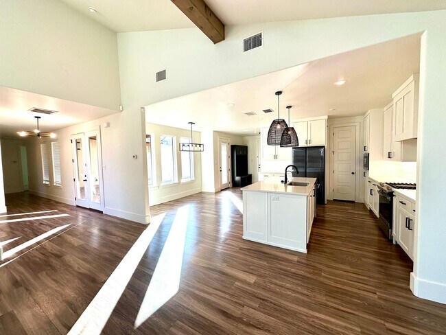 Foto del edificio - Beautiful 3 Bed/2 Bath Available!