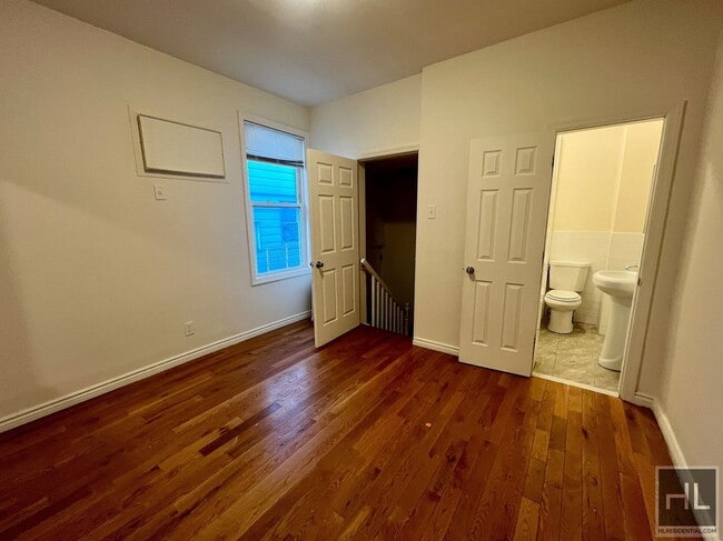 Building Photo - 3BR 1BA Sunny Corner Duplex