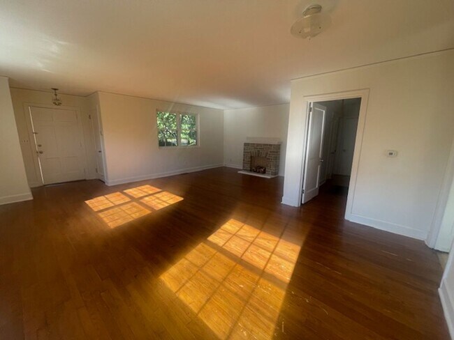 Building Photo - 105 Nut Grove Dr