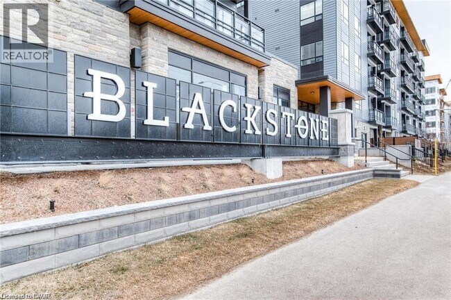 Photo du bâtiment - 243 Northfield Dr E