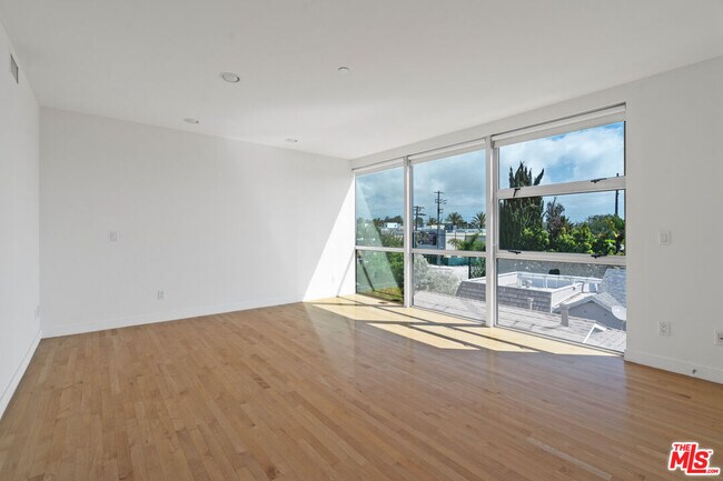 Foto del edificio - 660 Rose Ave