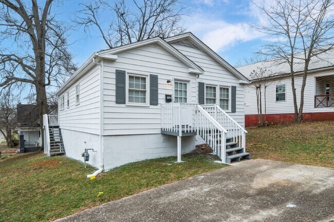 Foto del edificio - Stunning Bessemer Home on a Corner Lot wit...