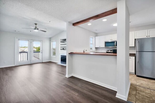 Foto del edificio - Freshly Painted! New Luxury Vinyl Plank Floors! Updated Lighting! Pool View Unit! Cape Cottages C...