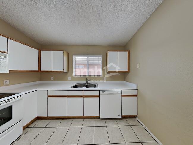 Building Photo - 9050 E Glenmont Dr