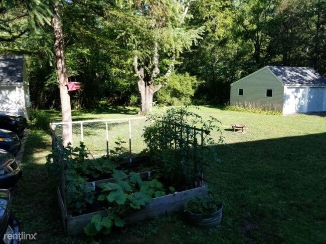 Building Photo - 2 br, 1 bath Apartment - 270 River Road