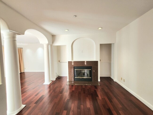 Building Photo - Spacious 3 bedroom condo