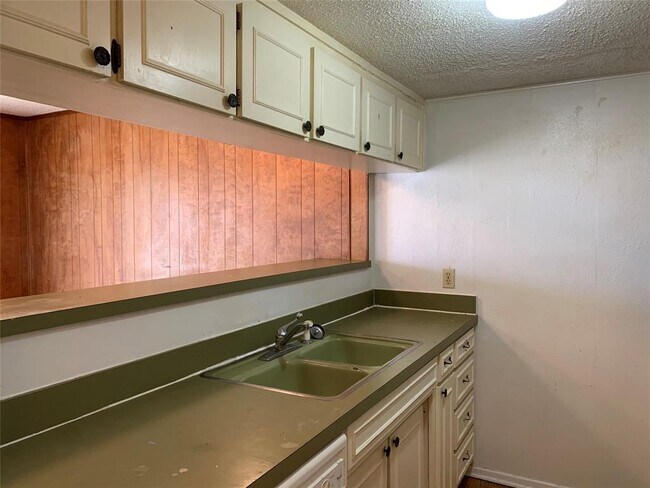 Building Photo - 6315 Granbury Rd