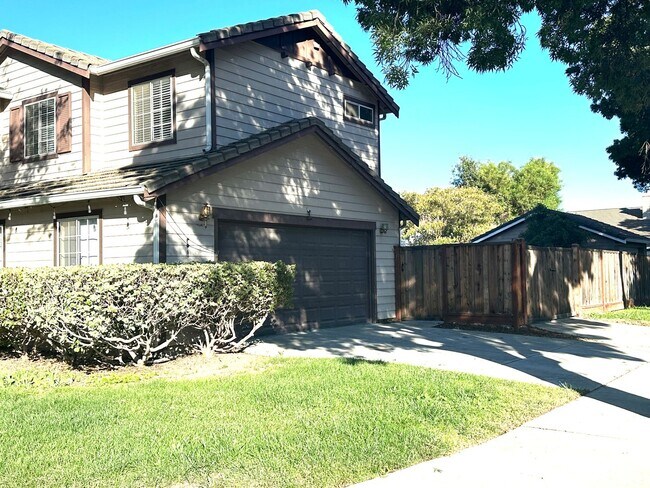 Foto del edificio - Spacious 4 Bedroom Corner Lot in Brentwood!