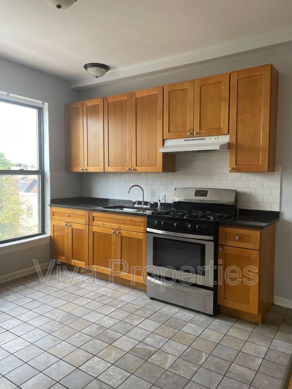 Building Photo - 4058 W Armitage Ave