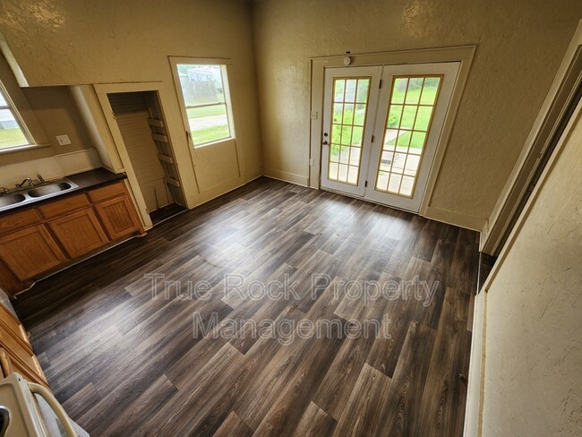 Building Photo - 1111 N Oak Ave