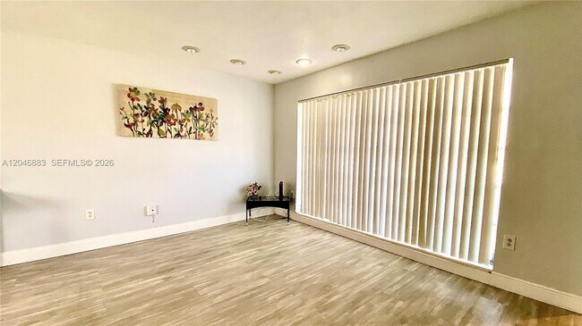 Foto del edificio - 6810 NW 28th St