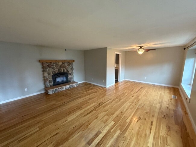 Building Photo - 3677 Carmelle Ct NE