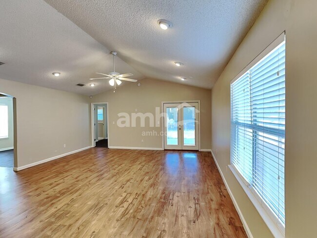 Foto del edificio - 3139 Wavering Ln