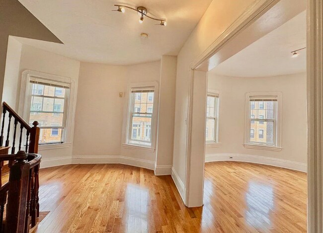 Building Photo - 98 Harrishof St