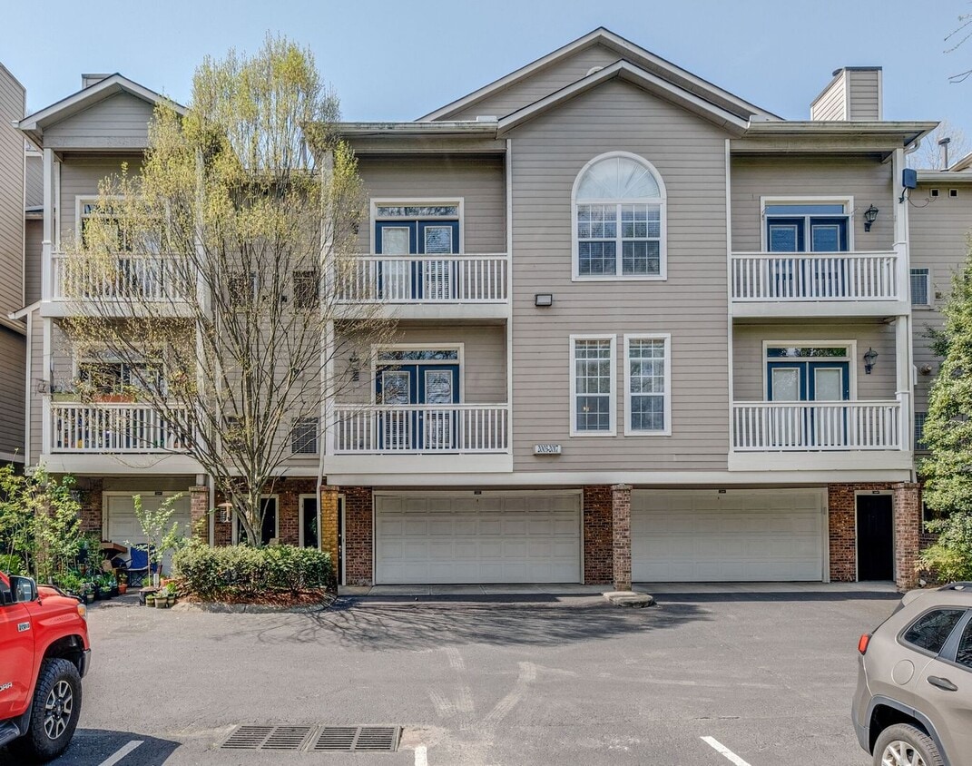 Primary Photo - FULLY FURNISHED 2 BED 2 BATH TOWNHOME IN GREENHILLS $2500 PER MONTH.