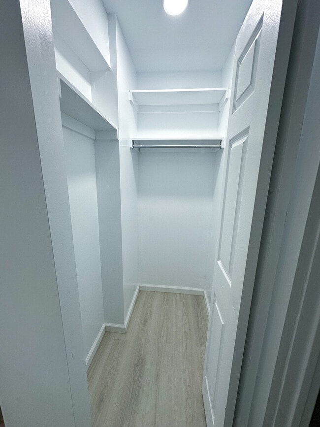 El armario - 5113 Ravensworth Rd