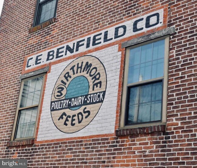 Building Photo - 624 E Walnut St