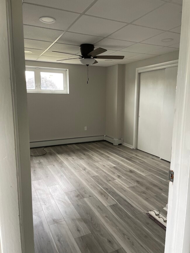 1 bedroom with closet - 211 Tulip Cir