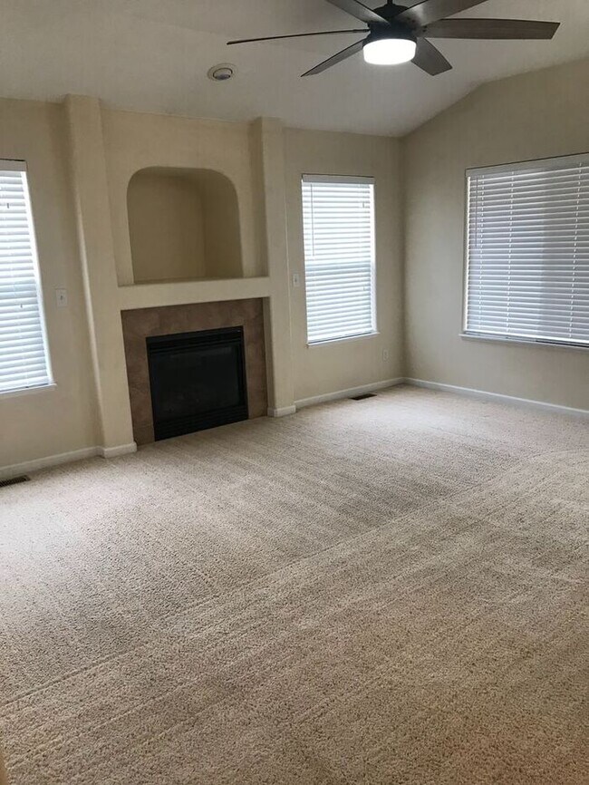 Building Photo - Spacious Ranch Style Home in Wellington!