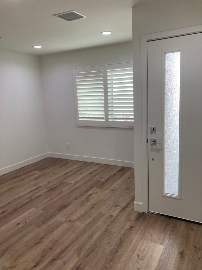 Foto del edificio - 648 N Serrano Ave