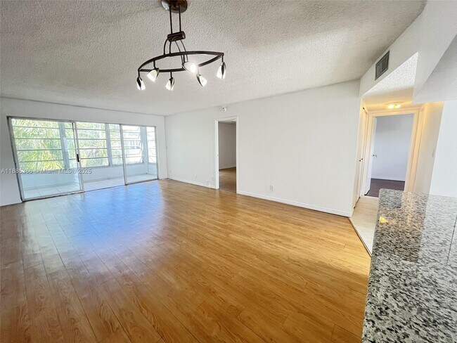 Foto del edificio - 8330 Sands Point Blvd