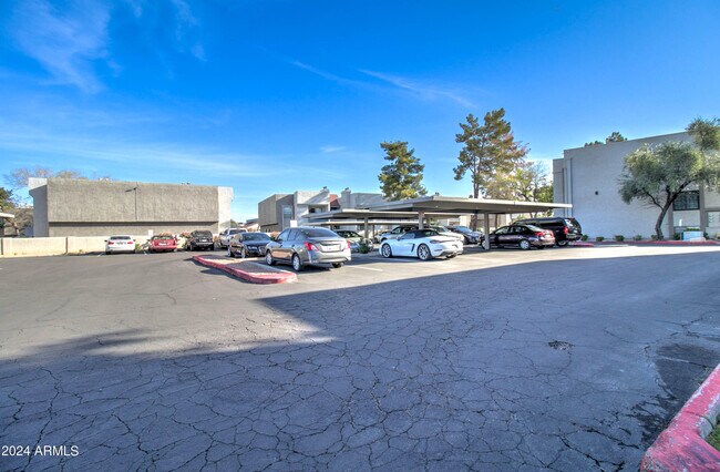 Foto del edificio - 8020 Thomas Rd