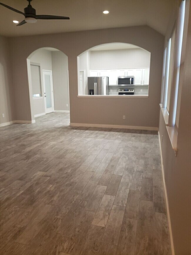 Building Photo - Beautiful 3 Bedroom 2 Bath Home Located in...