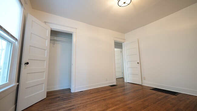 Primer dormitorio - 3838 Wyandotte St