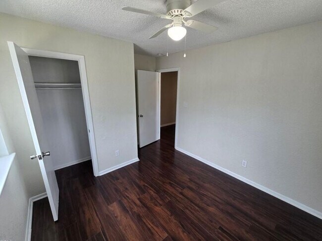 Foto del edificio - 5711 Brandon Blvd