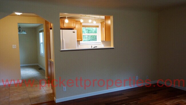 Building Photo - Adorable South Kitsap home