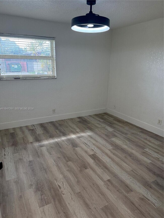 Foto del edificio - 5833 NW 22nd Ct