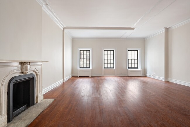 Photo - Massive duplex 3 br/2.5bath Private terrace Townhome