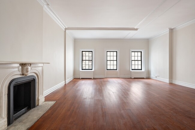 Building Photo - Massive duplex 3 br/2.5bath Private terrace