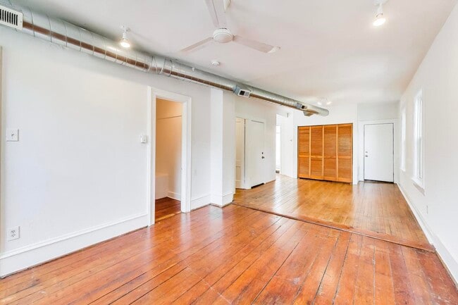 Building Photo - 812 W 19th St