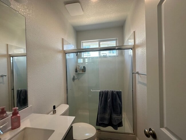 Building Photo - Spacious 4-Bedroom, 3-Bath Home in Southea...