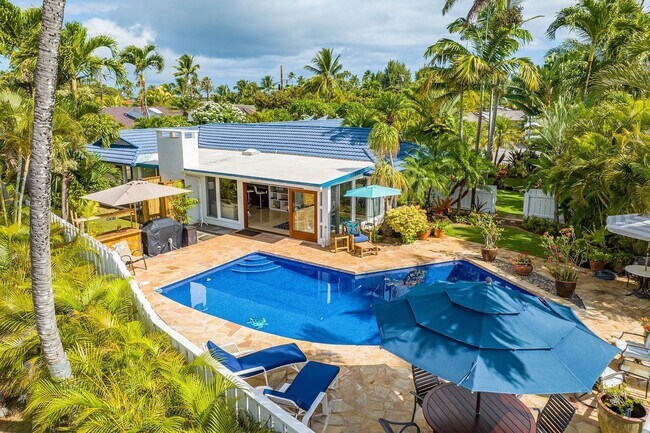 Foto del edificio - Luxurious 4BR Home, Island Living, Cerulean Pool,Near Kailua Beach & Golf Vistas