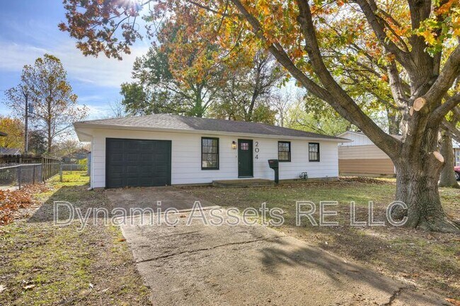 Building Photo - 204 E 24th St