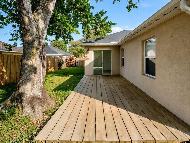 Building Photo - 405 Island View Cir