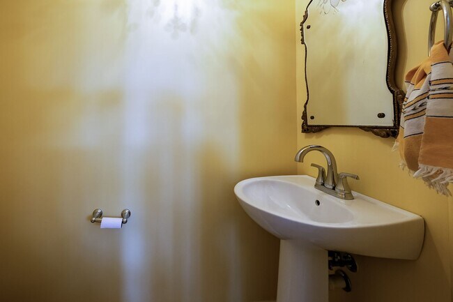 Foto del edificio - Tower Oaks First-Time Townhome in Rockville is Move-in Ready!