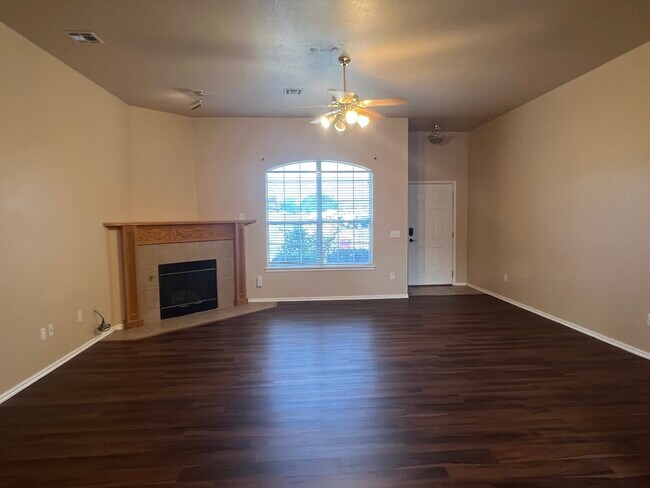 Foto del edificio - 8400 Aspen Hills Dr