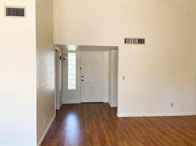 Building Photo - 3445 N Richland Dr