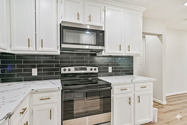 Building Photo - 611 Munger St