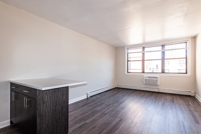 Foto del edificio - 5841 N Winthrop Ave