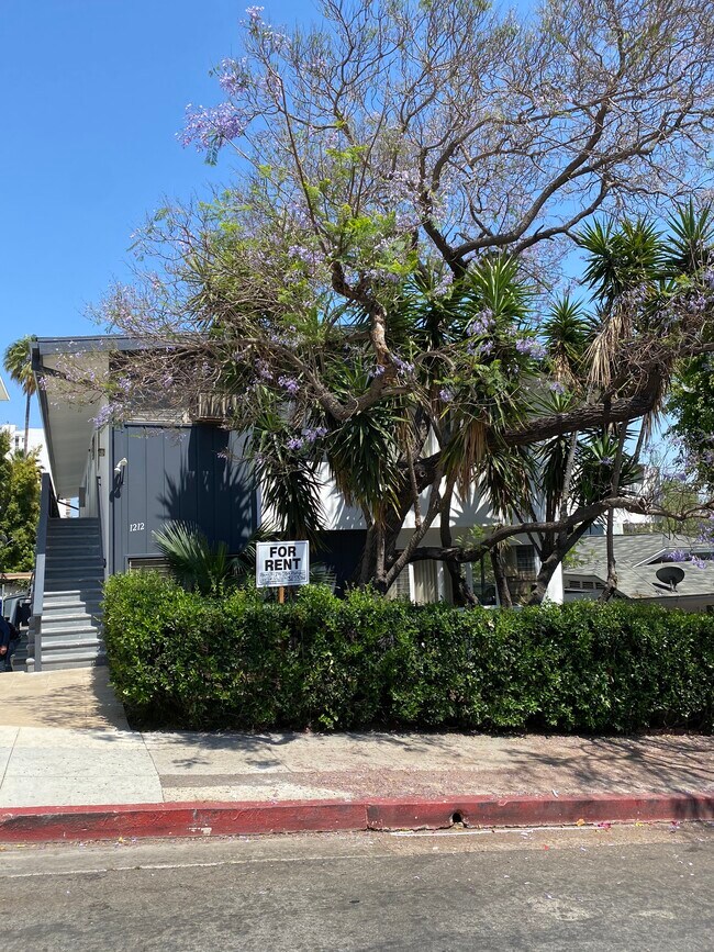 GREAT LOCATION RIGHT OFF SUNSET BLVD! - 1212 N Clark St