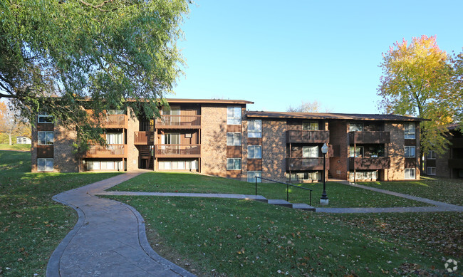 Back Courtyard - Maplewood Apartment Homes