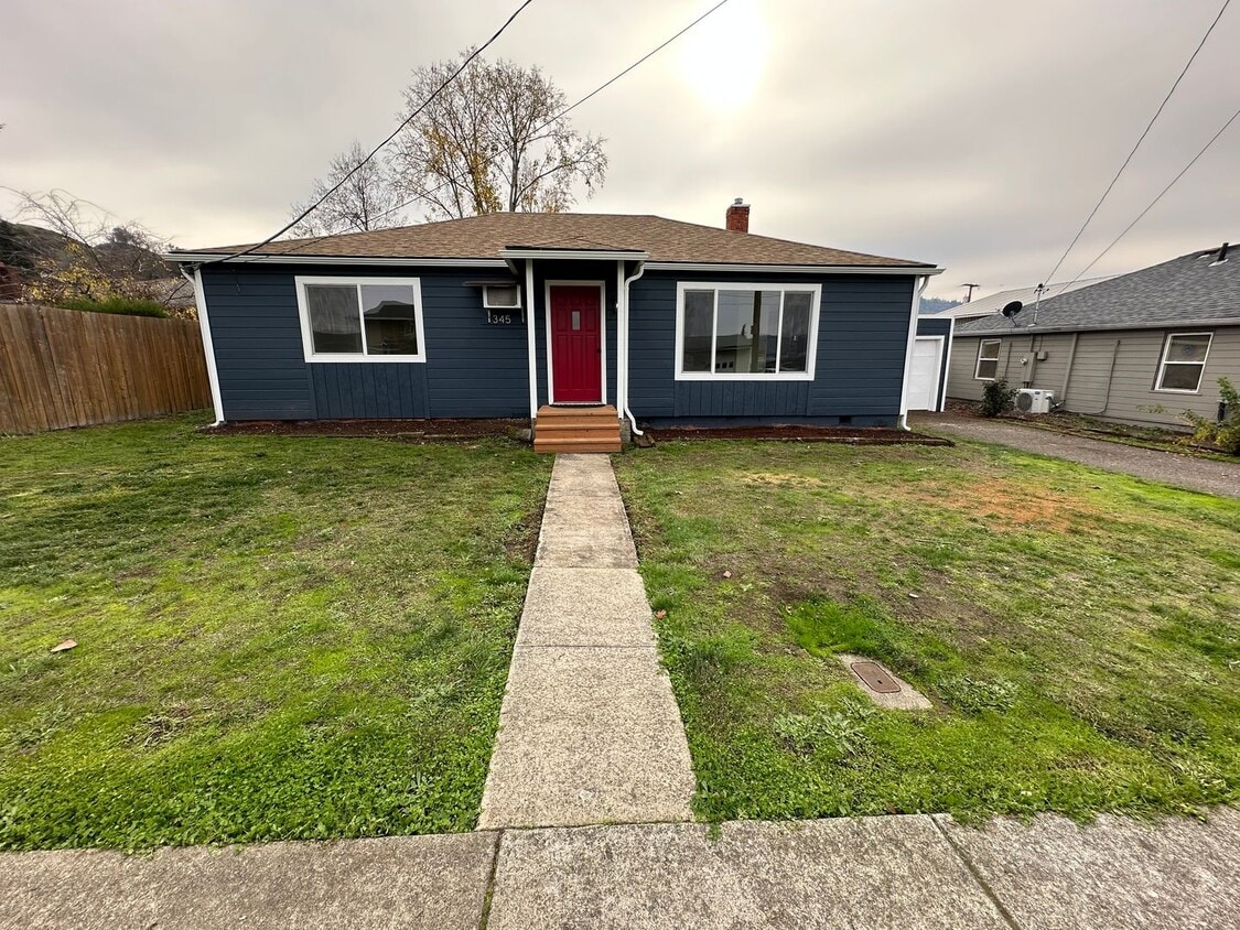 Foto principal - Newly Remodeled 3 bedroom house in Roseburg
